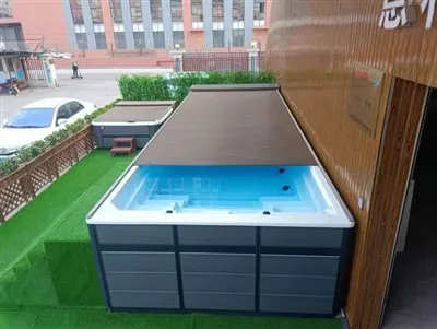 ایک الو۔ پول کے لئے سلیٹڈ کور